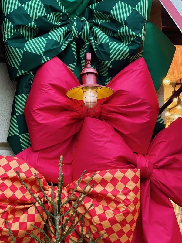 Bow decoration of the entrance group Baraholshchik