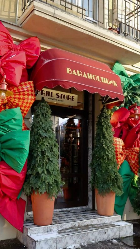 Bow decoration of the entrance group Baraholshchik. Kaliningrad