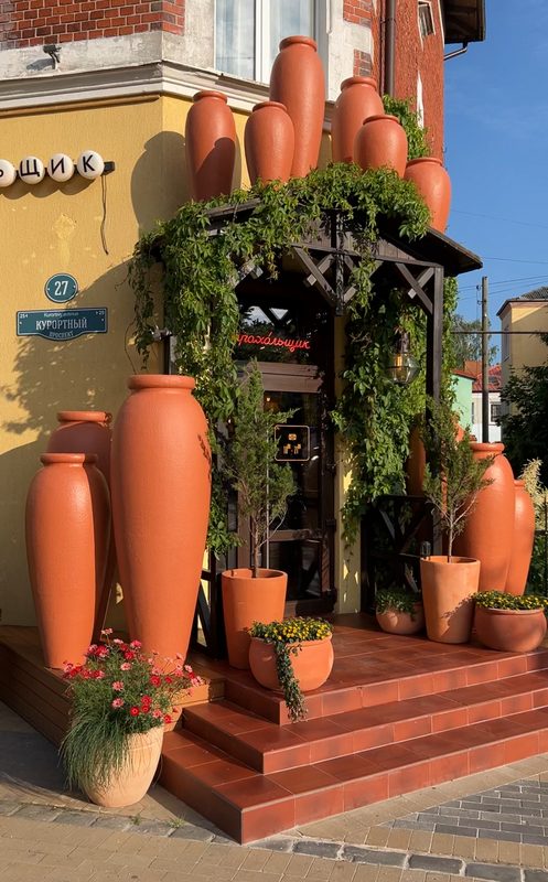 Entrance group of Baraholshchik store in Zelenogradsk.