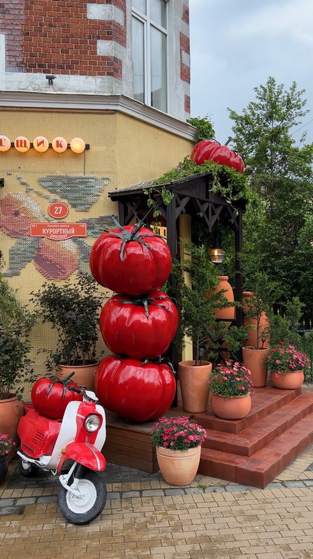 Tomatoes and retro moped decor for Baraholshchik store.