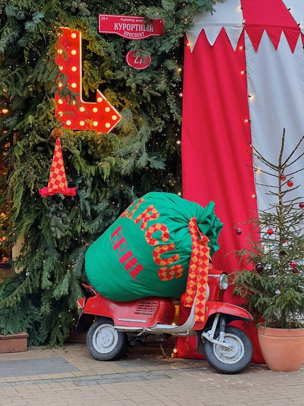 New Year moped decor for Baraholshchik store in Zelenogradsk.