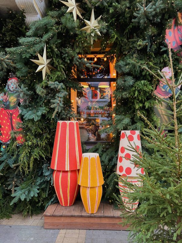 Window decor, lanterns for Baraholshchik store in Zelenogradsk.