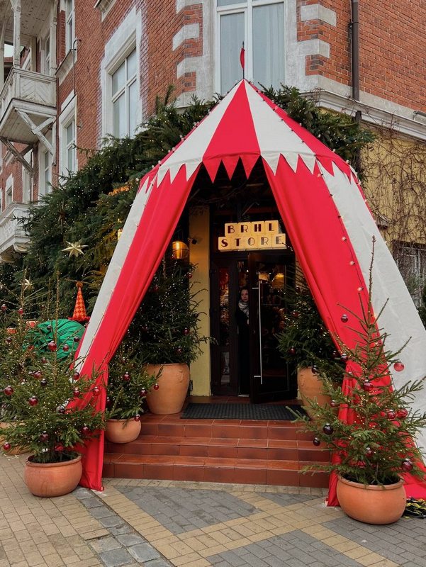 Circus theme in decor for Baraholshchik store.