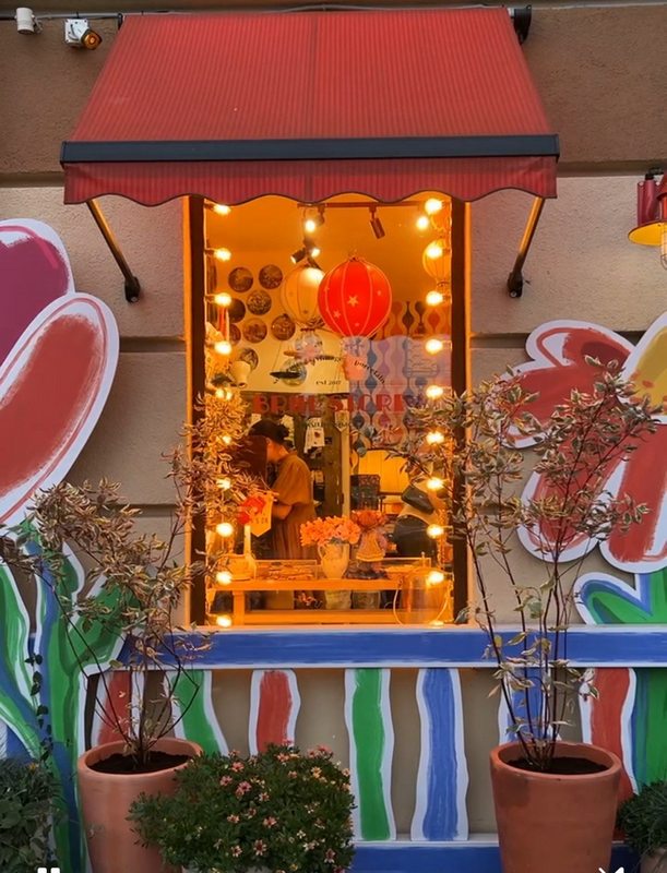 Soyuz Decor professionally decorates business. Storefronts, facades, entrance groups, spaces.