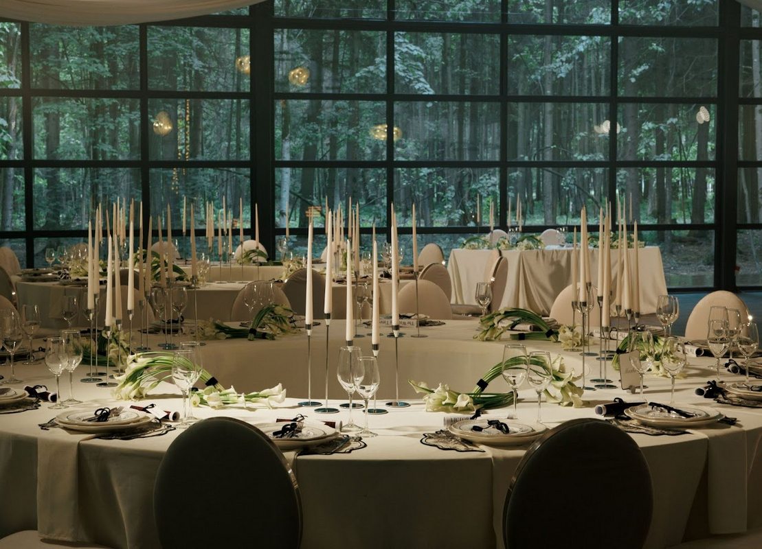 Естественный свадебный декор в парковой зоне Москвы