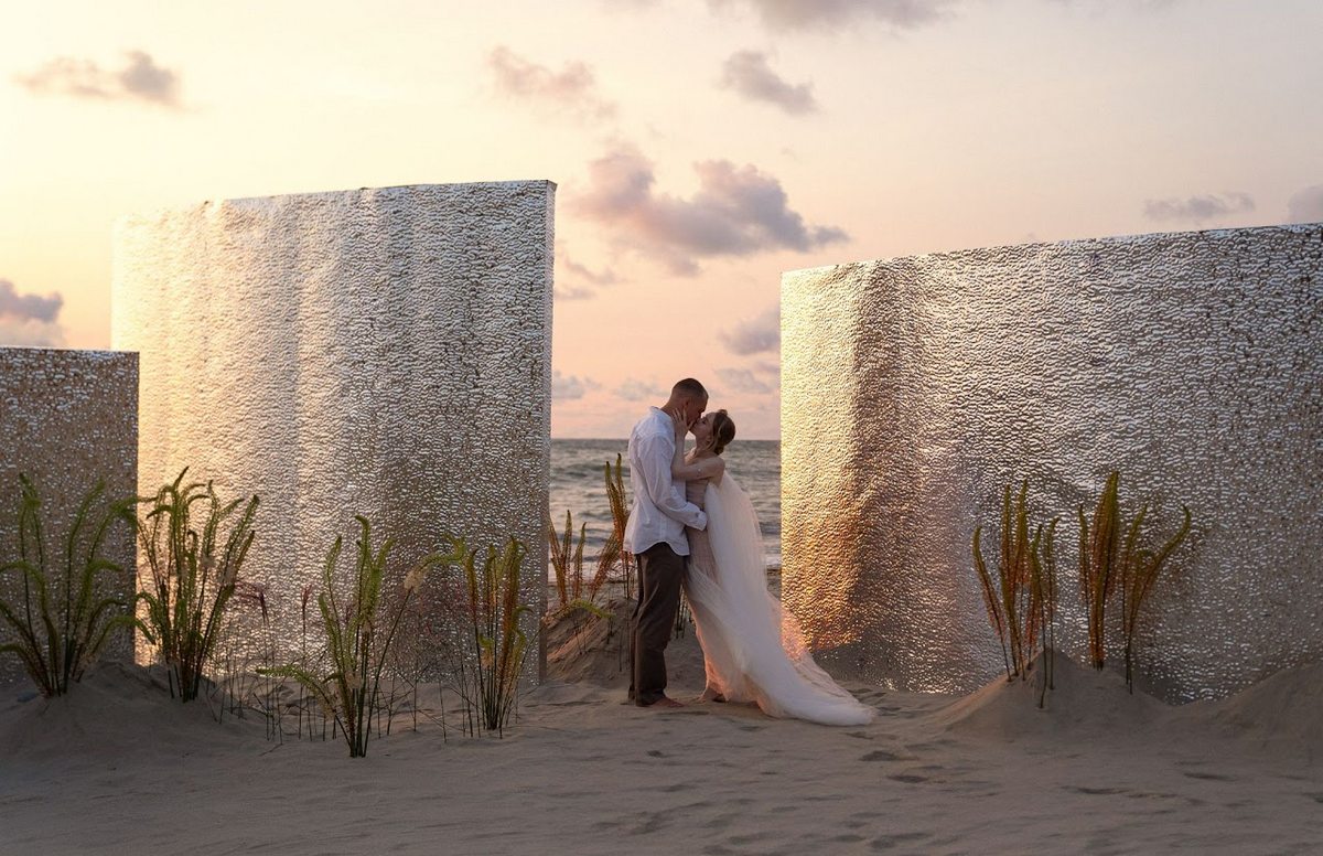Свадьба в нордическом стиле на пляже Балтики на закате