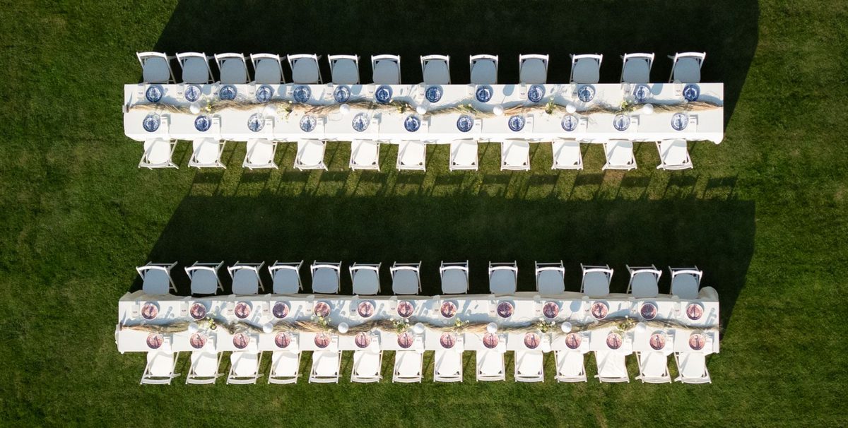 Оформление свадьбы на природе в лесу с акцентом на естественность