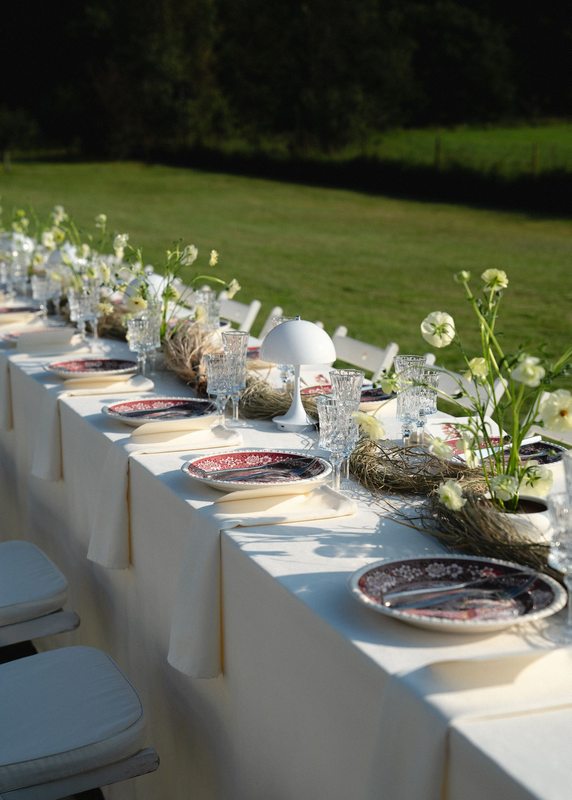 Украшение свадебного торжества на природе в стиле минимализм