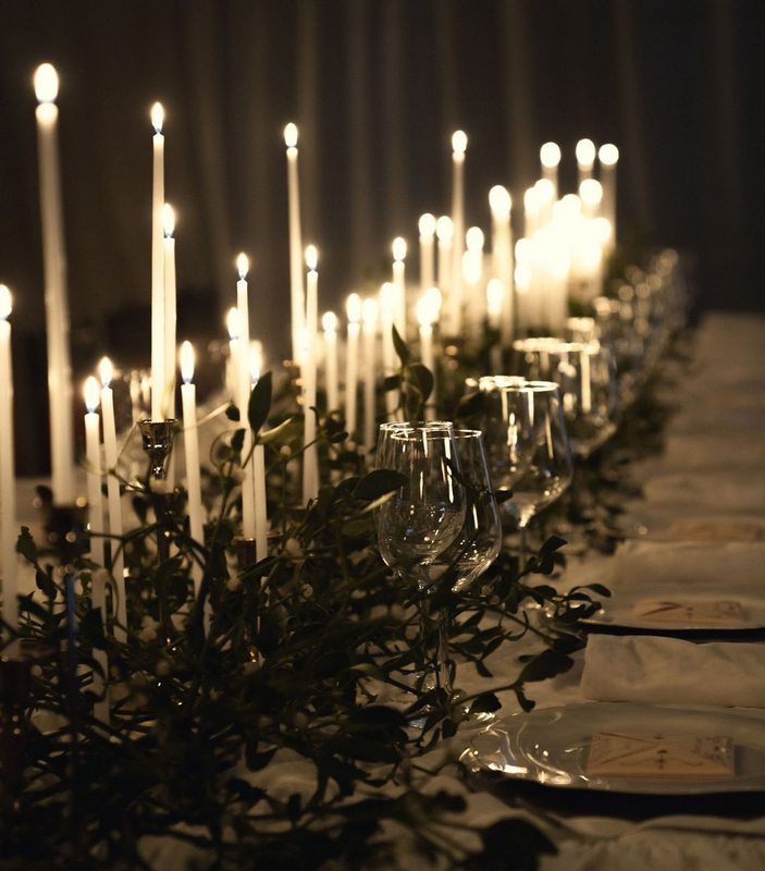 Декор свадебного стола со свечами тепло и уют
