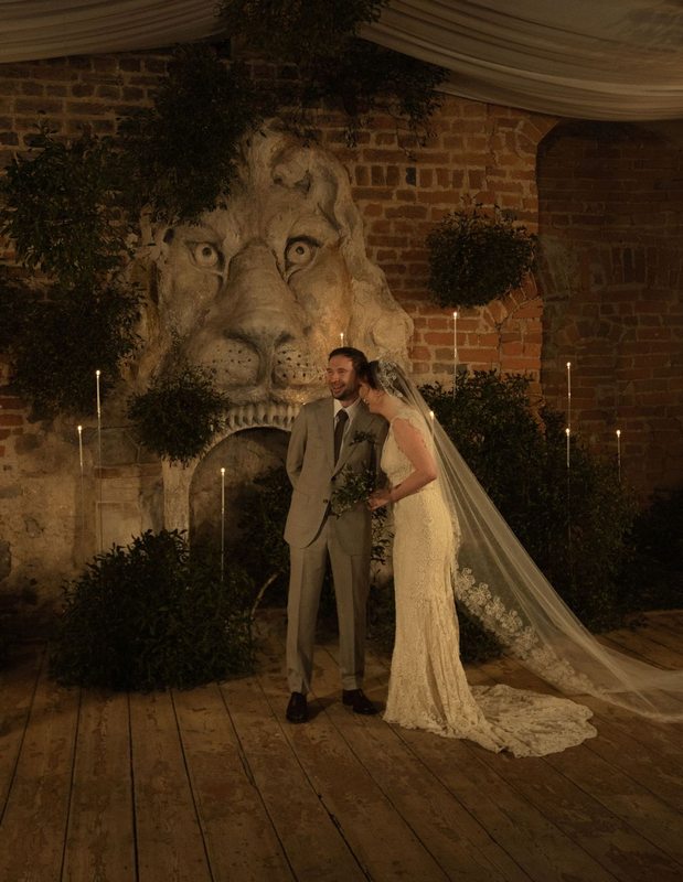 Уютное оформление торжества в замке при свечах