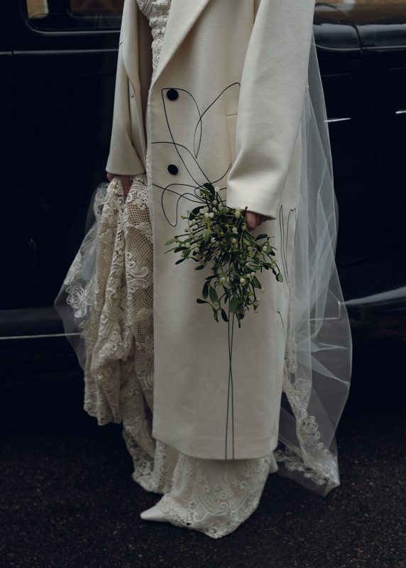 Теплая атмосфера свадьбы в замке декор со свечами