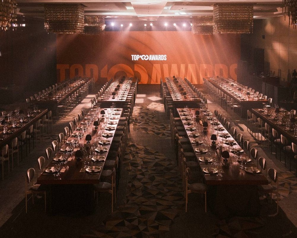 Оформление сцены и зала для премии TOP 100
